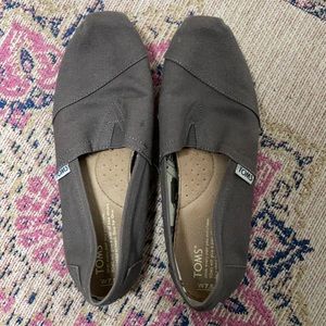 Women’s Toms 7.5